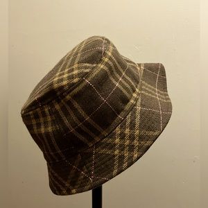 Plaid Bucket Hat🤩 The color-way is great for this Fall weather🍂🍁‼️
